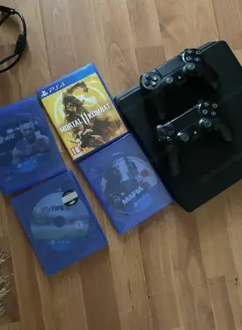 PS4 mit 2 Controllern, installierten Spielen und allen Kabeln