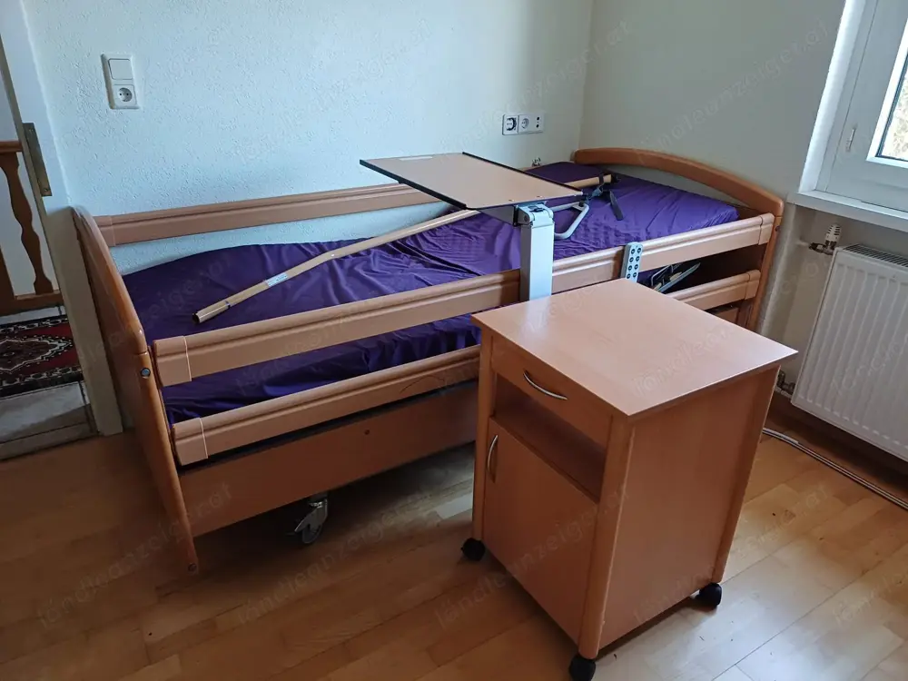 Pflegebett mit Bestelltisch Pflegebett mit Bestelltisch