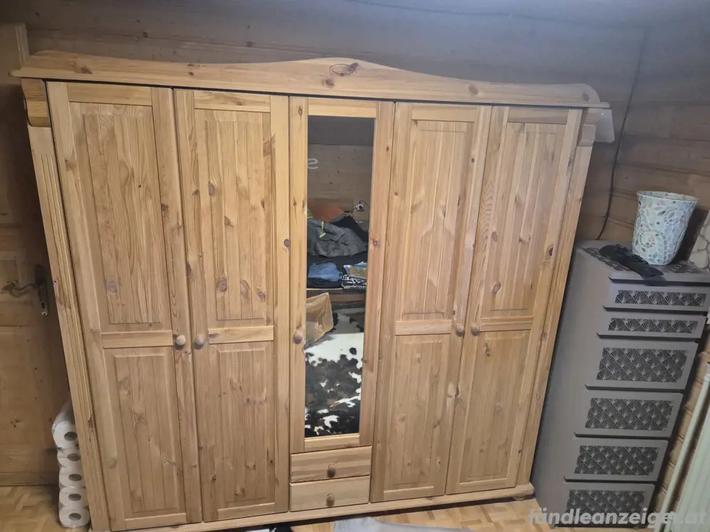 Kleiderschrank 