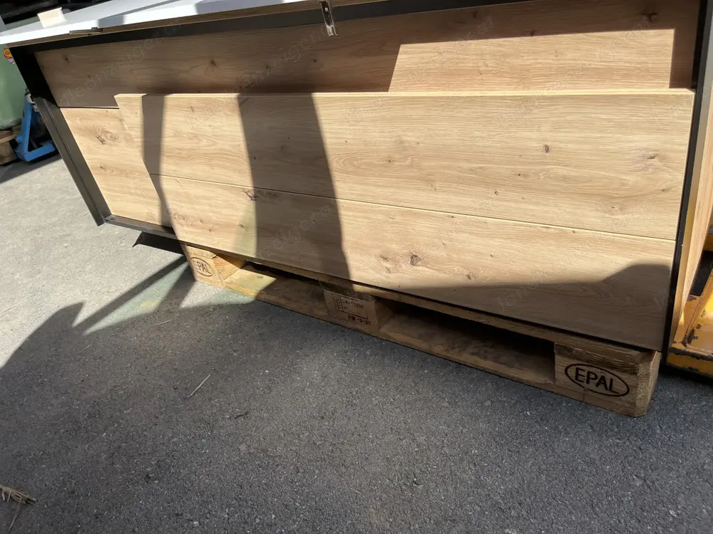Lowboard mit indirekter integrierter Beleuchtung abzugeben. Kommt aus Nichtraucherhaushalt. Lowboard mit indirekter integrierter Beleuchtung abzugeben. Kommt aus Nichtraucherhaushalt.