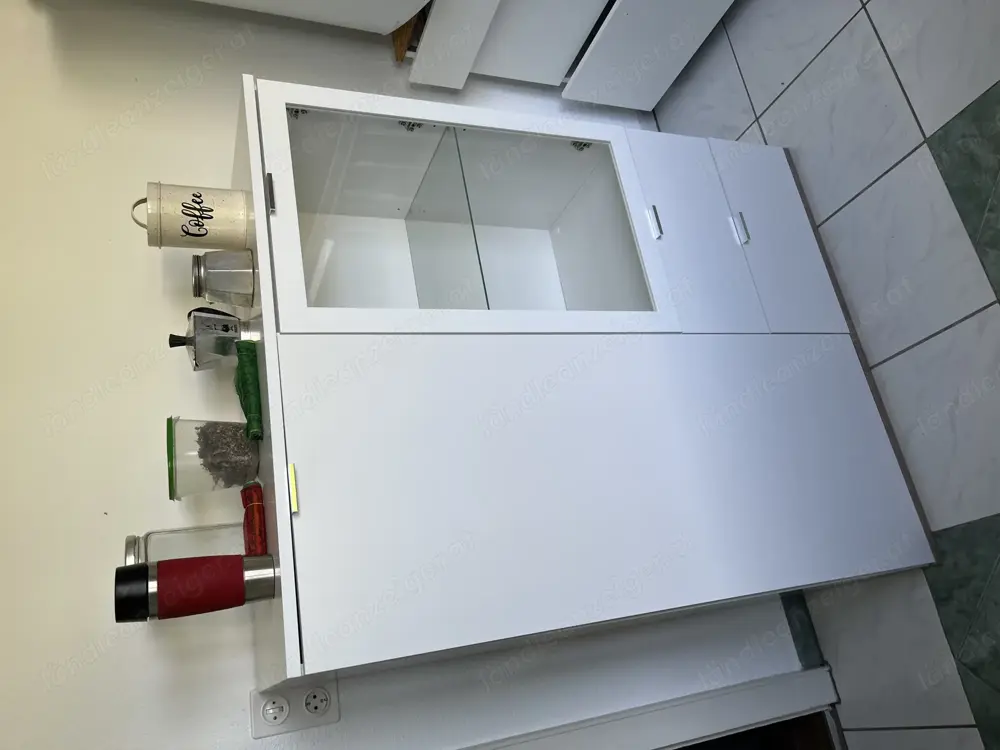 Highboard für Küche, Wohnzimmer oder Gang abzugeben Highboard für Küche, Wohnzimmer oder Gang abzugeben