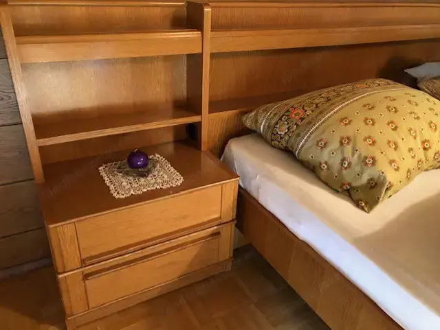 Möbel (Bett, Spiegelkästle, Sitzgruppe, Zimmerlampe) Möbel (Bett, Spiegelkästle, Sitzgruppe, Zimmerlampe)