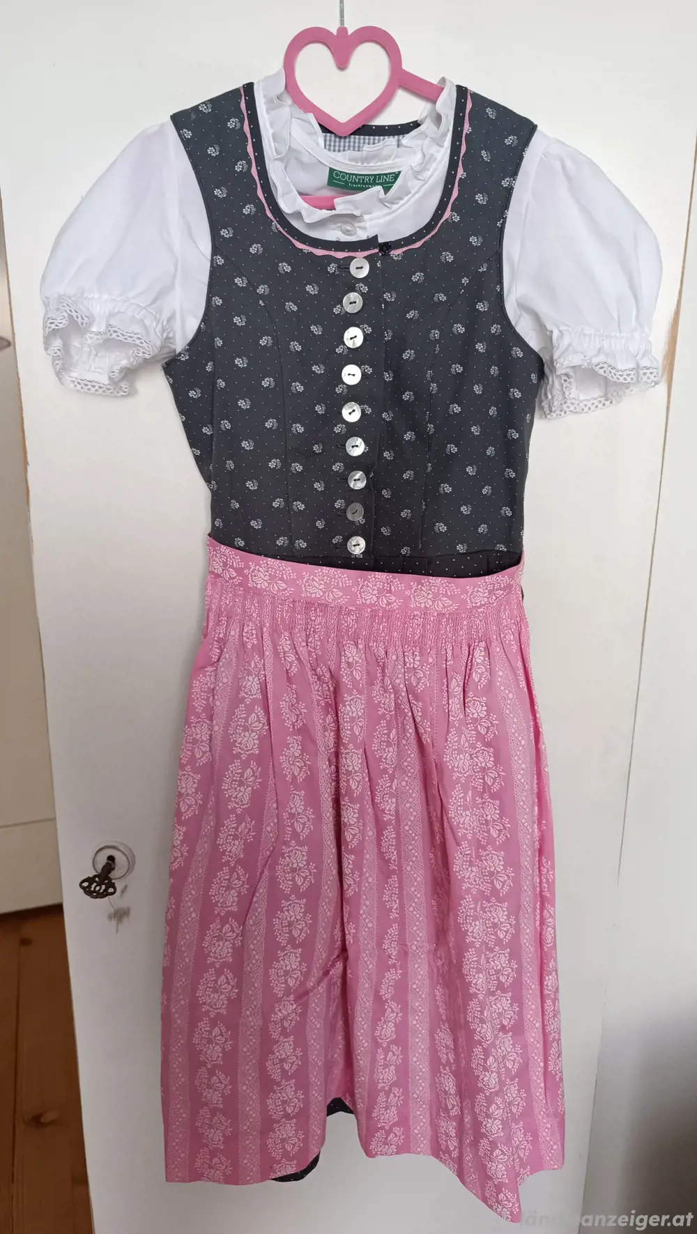 Dirndl mit Bluse und Strickjacke Dirndl mit Bluse und Strickjacke
