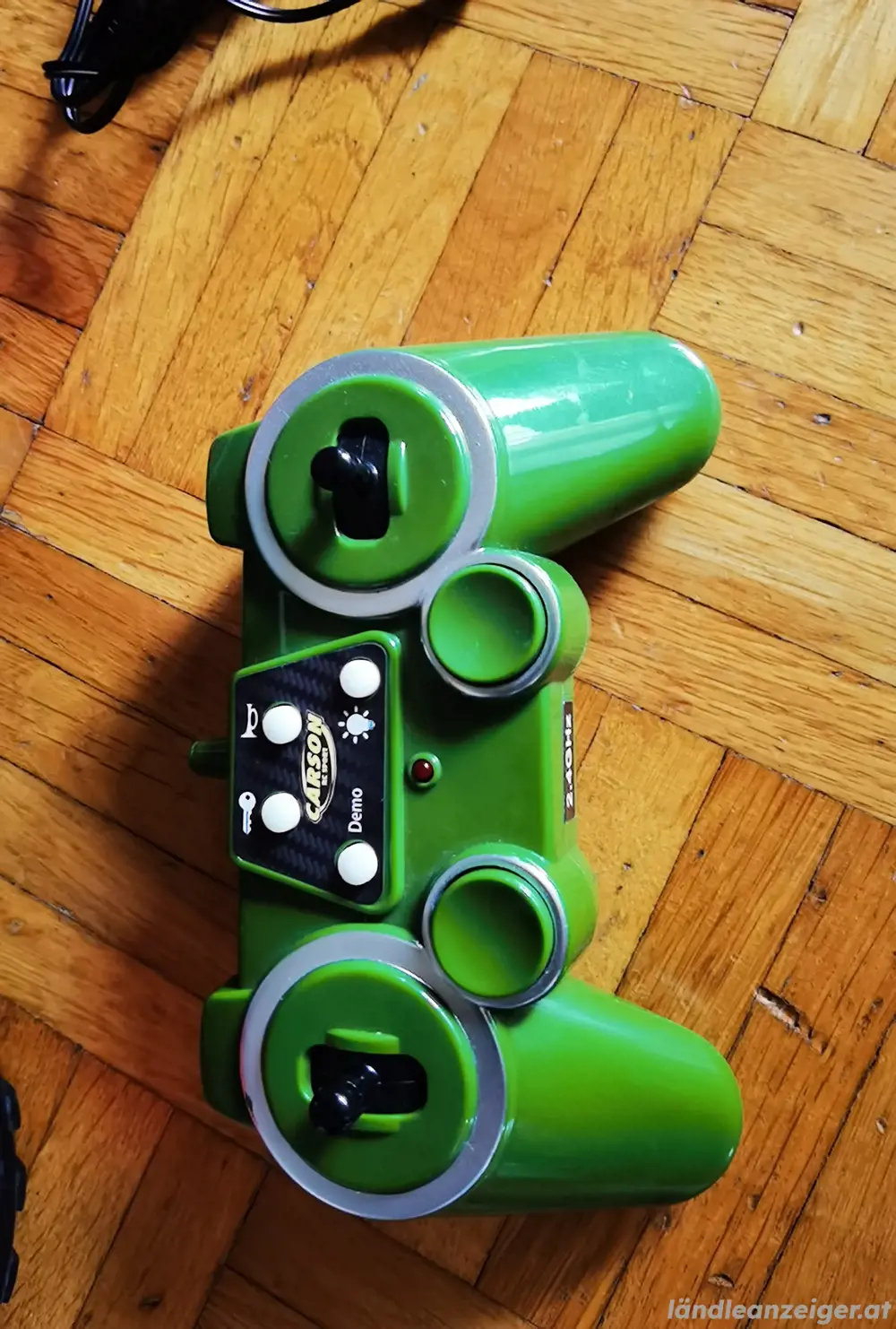 Spielzeug   Traktor mit Fernbedienung 