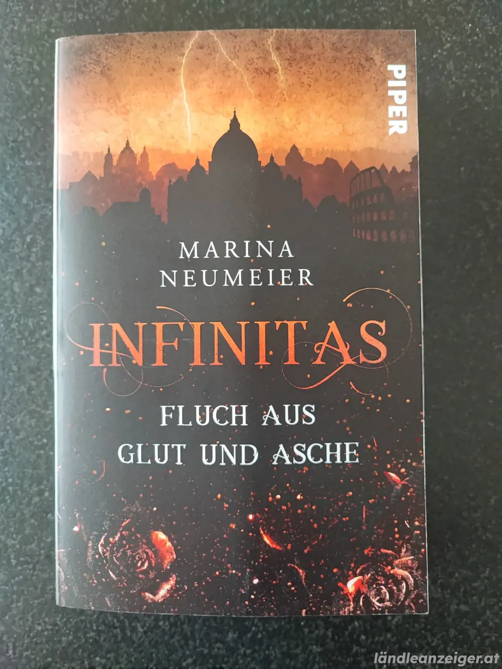 Infinitas - Fluch aus Glut + Asche (Bücherbüchse+ signiert) Infinitas - Fluch aus Glut + Asche (Bücherbüchse+ signiert)
