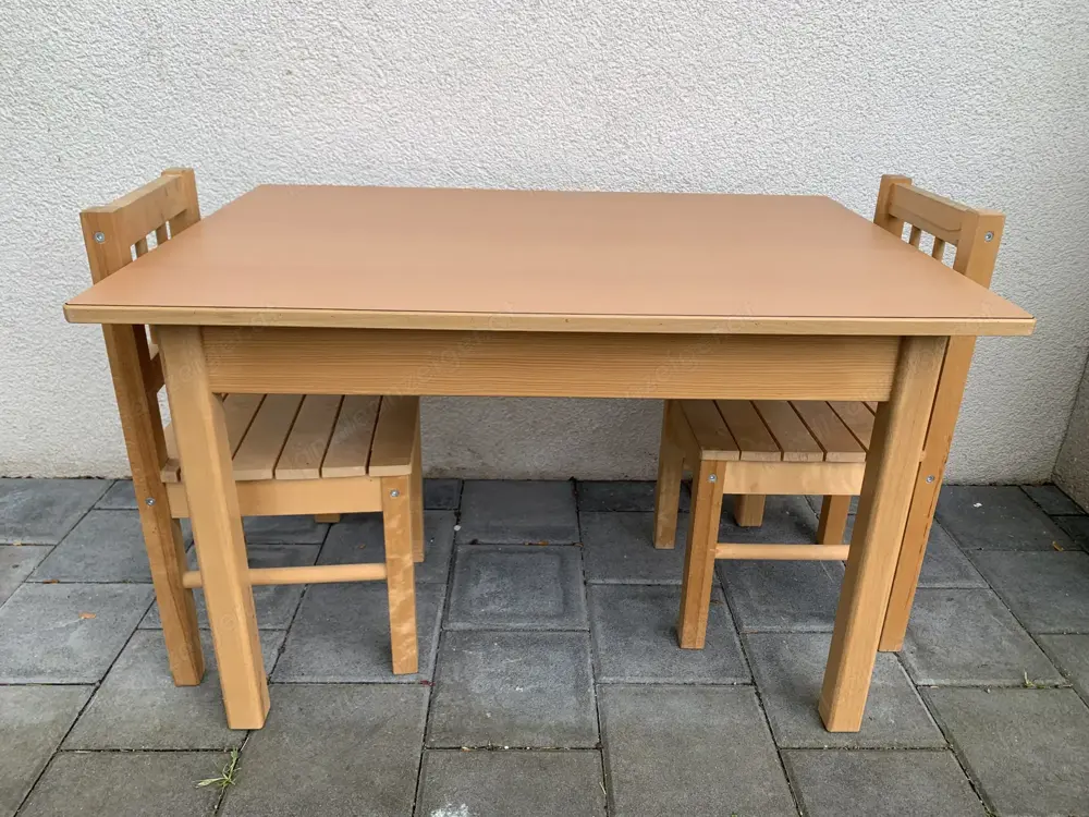 Kindertisch und Stühle aus Holz