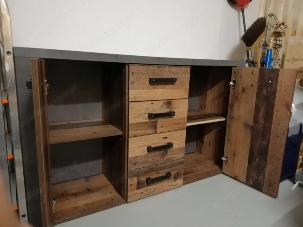 Schrank zu verkaufen. Schrank zu verkaufen.