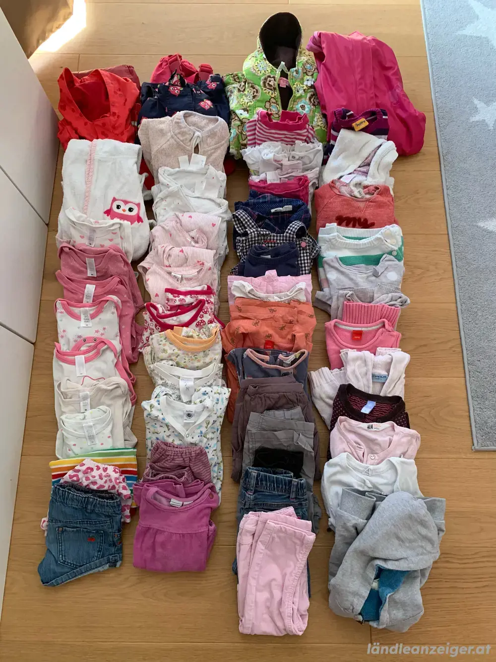 Verkaufe Kleiderpaket für Mädchen in Größe 86 92 (51 Teile). Verkaufe Kleiderpaket für Mädchen in Größe 86 92 (51 Teile).