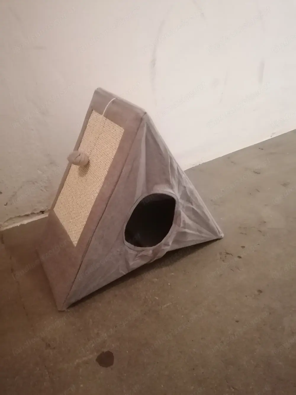 Katzenzelt mit Kratzfläche und Spielball guter Zustand Katzenzelt mit Kratzfläche und Spielball guter Zustand