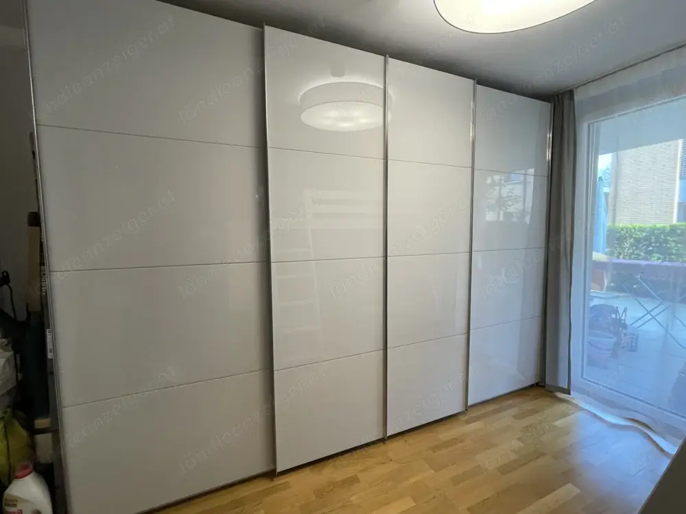 Schwebetürschrank, Kleiderschrank