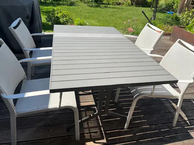 Gartentisch + 4 Stühle Gartentisch + 4 Stühle