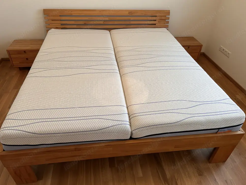 Doppelbett Massivholz mit zwei Nachtkästchen