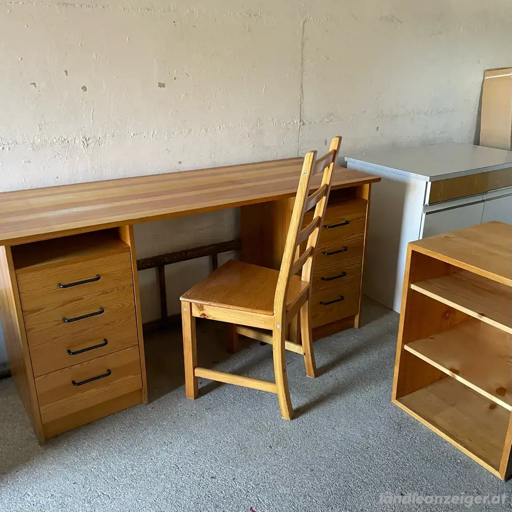 Schreibtisch mit Stuhl und Regalblock