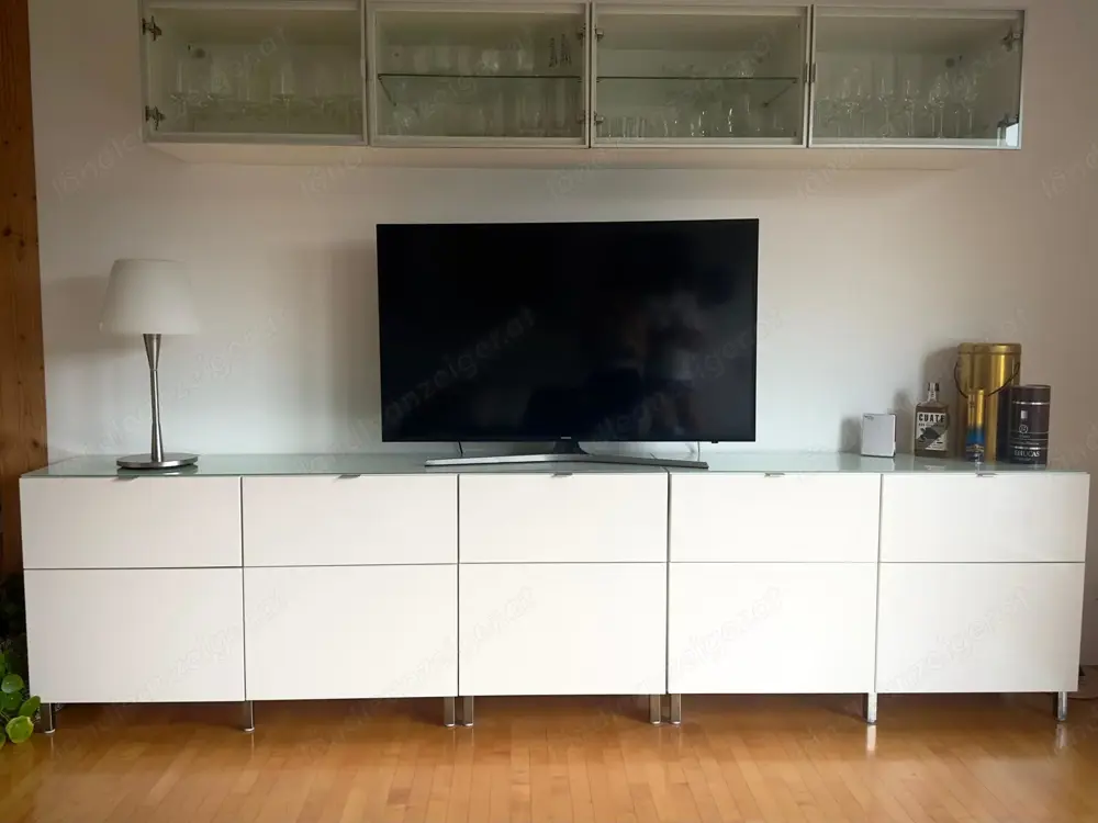 Wohnwand mit Stil: Weiß Hochglanz, Glasdetails, viel Platz 5 Korpusse + Hängeschrank Wohnwand mit Stil: Weiß Hochglanz, Glasdetails, viel Platz 5 Korpusse + Hängeschrank