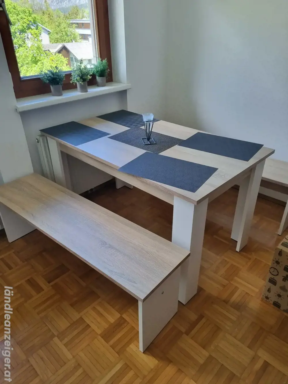 Tisch mit Sitzbänken Tisch mit Sitzbänken