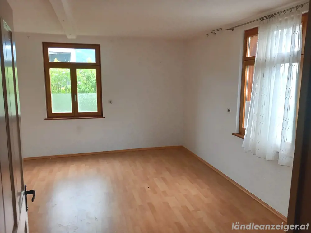 Großes Einfamilienhaus mit 8 Zimmern, Garten & Parkplatz   aufteilbar auf 2 Etagen, WG-tauglich!