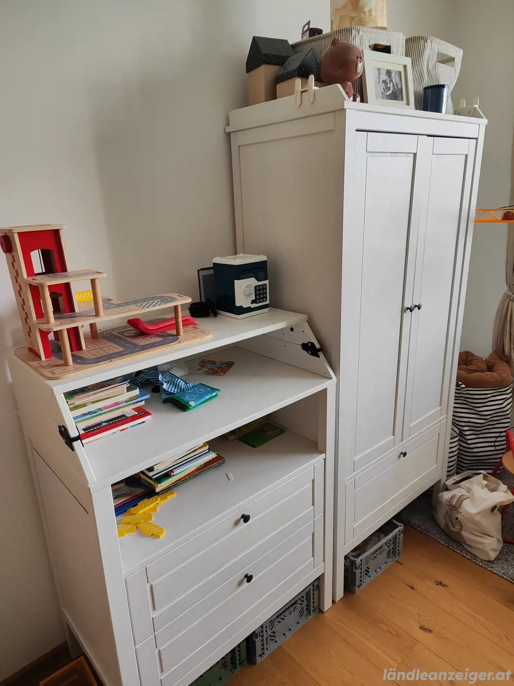 Kasten und Wickeltisch Kasten und Wickeltisch