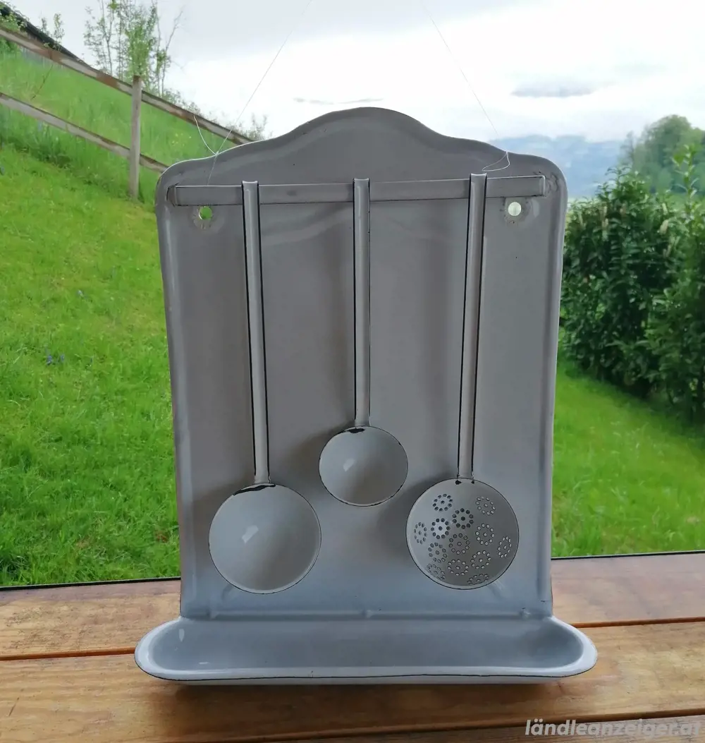 Antikes Kellenblech mit 3 Schöpfkellen