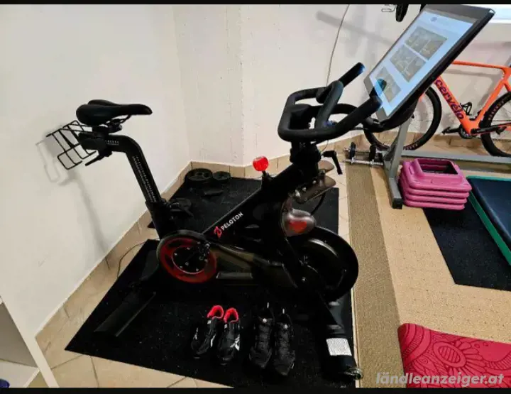 Peloton Bike Trainer inkl. 2 Paar Schuhe Indoorcycling Wir Neu Peloton Bike Trainer inkl. 2 Paar Schuhe Indoorcycling Wir Neu