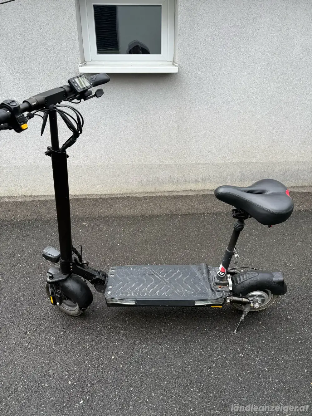 E-Scooter mit Sitz (vhb) E-Scooter mit Sitz (vhb)