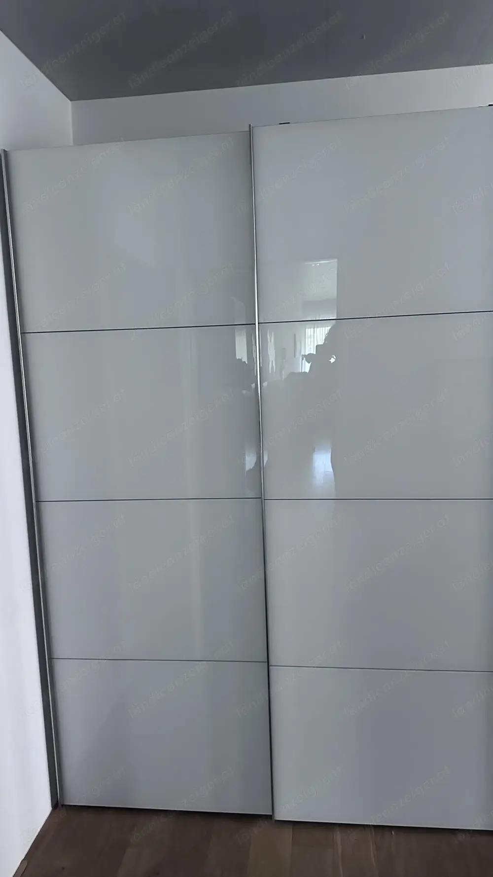 Wandschrank mit Schiebetüren Wandschrank mit Schiebetüren