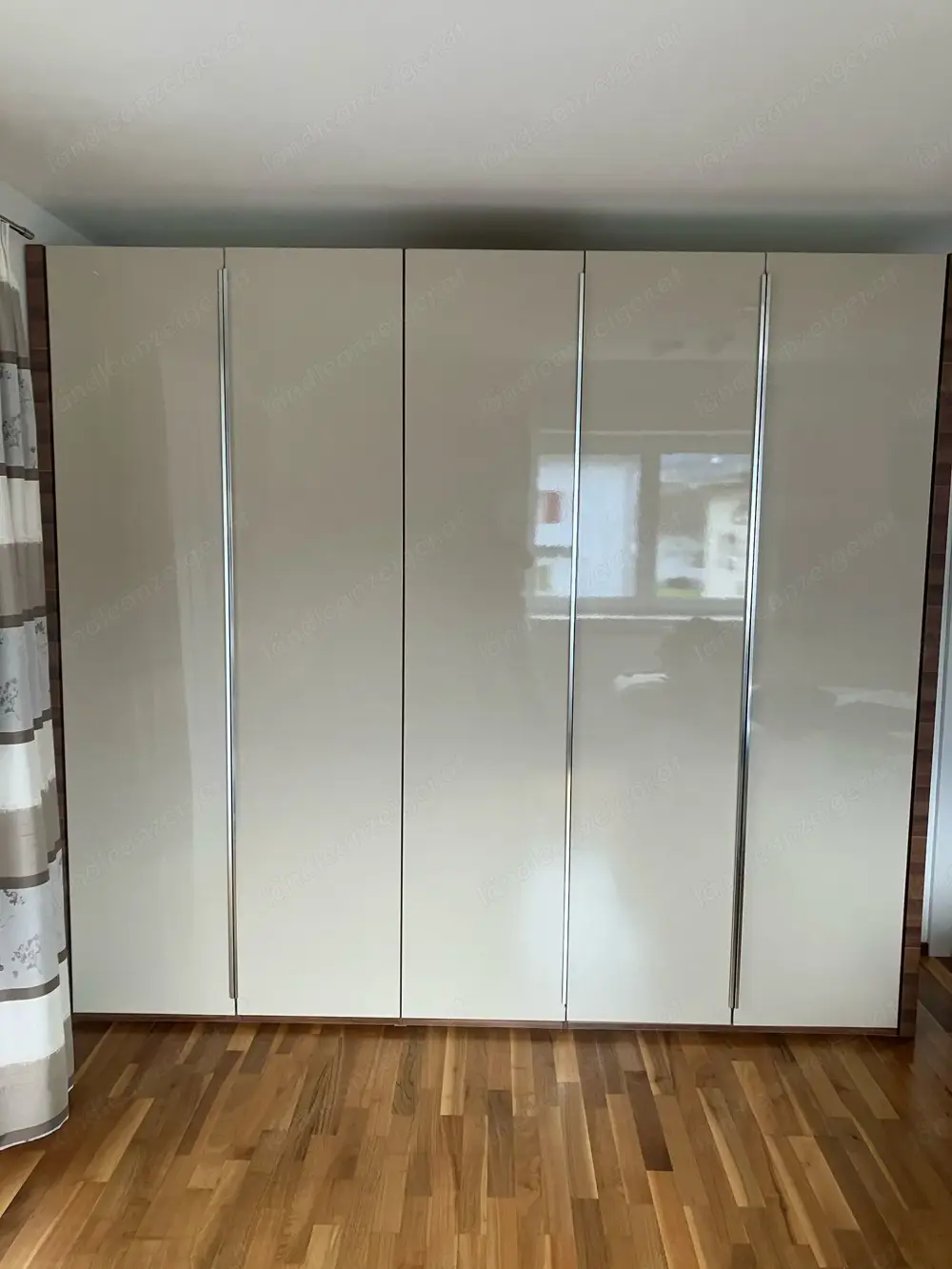 Schlafzimmer. Bett plus Nachtkästen plus Schrank Schlafzimmer. Bett plus Nachtkästen plus Schrank