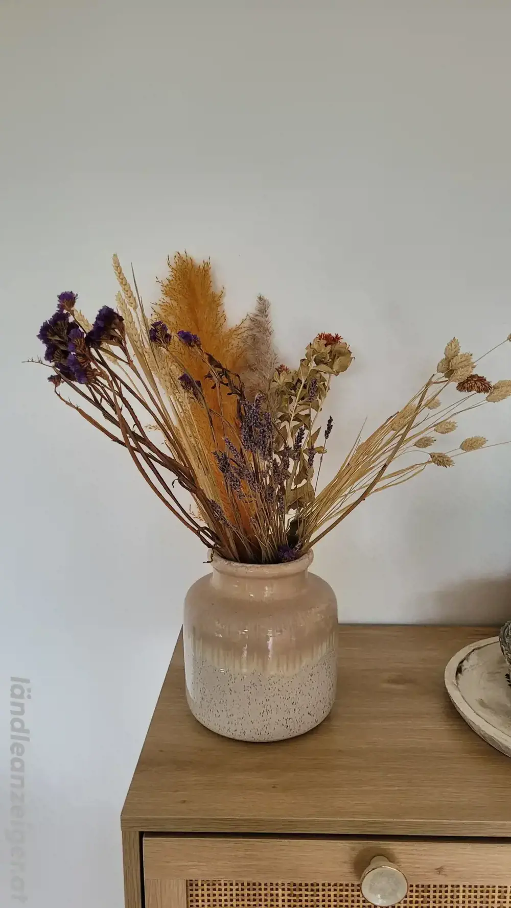 Blumenvase in cremefarben beige mit Trockenblumen Blumenvase in cremefarben beige mit Trockenblumen