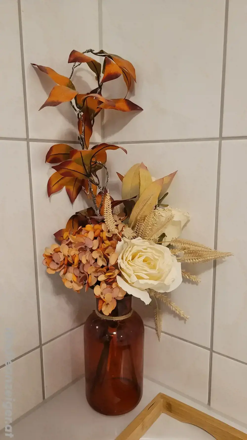 Blumenvase in rot mit Kunstblumen Blumenvase in rot mit Kunstblumen