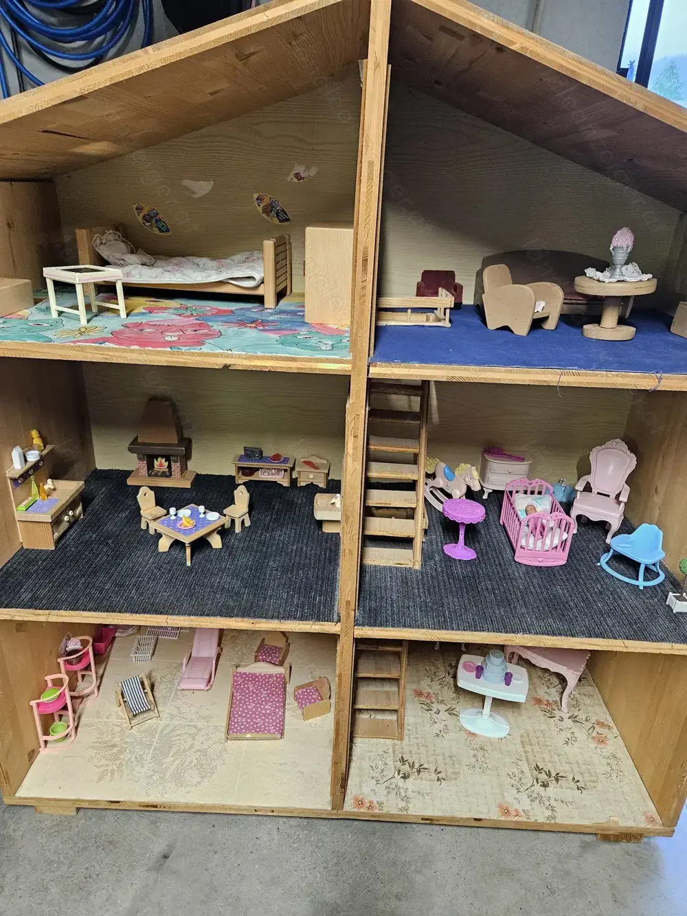 Puppenhaus aus Holz samt Zubehör Puppenhaus aus Holz samt Zubehör
