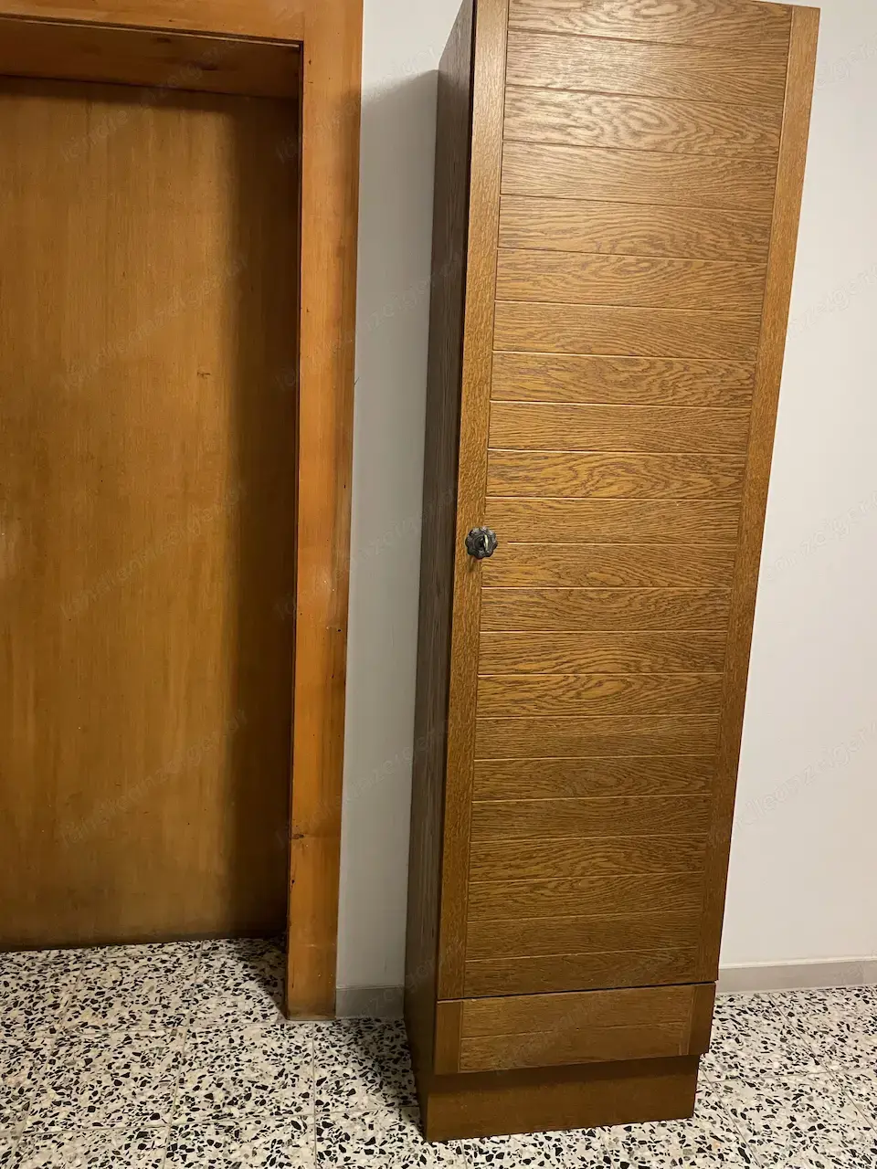 Schrank mit Regalen und Schublade