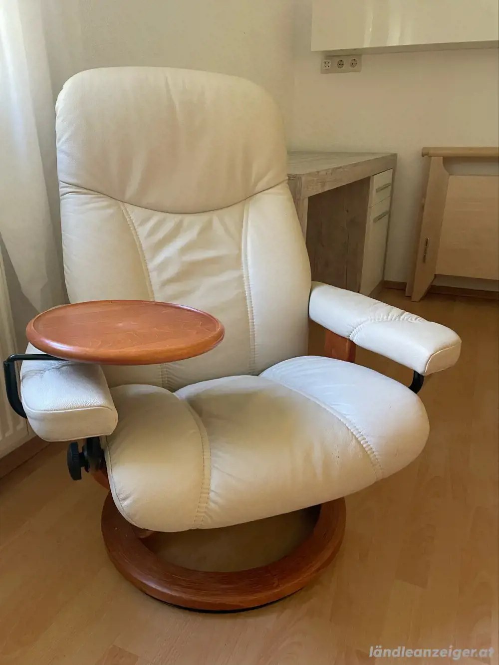 Verstellbarer Ledersessel mit Tischlein und mit Hocker Verstellbarer Ledersessel mit Tischlein und mit Hocker