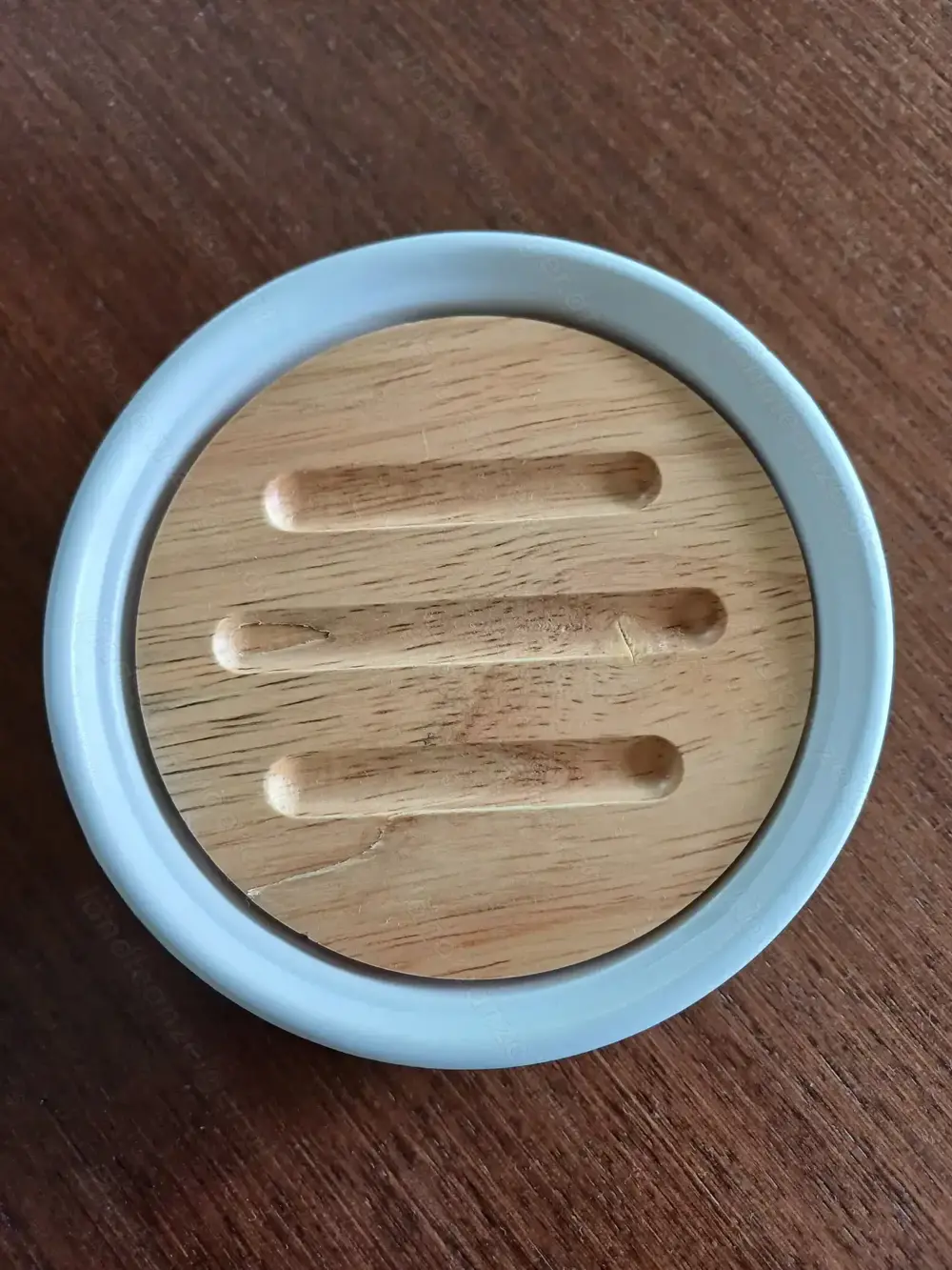Schöne Seifenschale aus Keramik und Holz Schöne Seifenschale aus Keramik und Holz