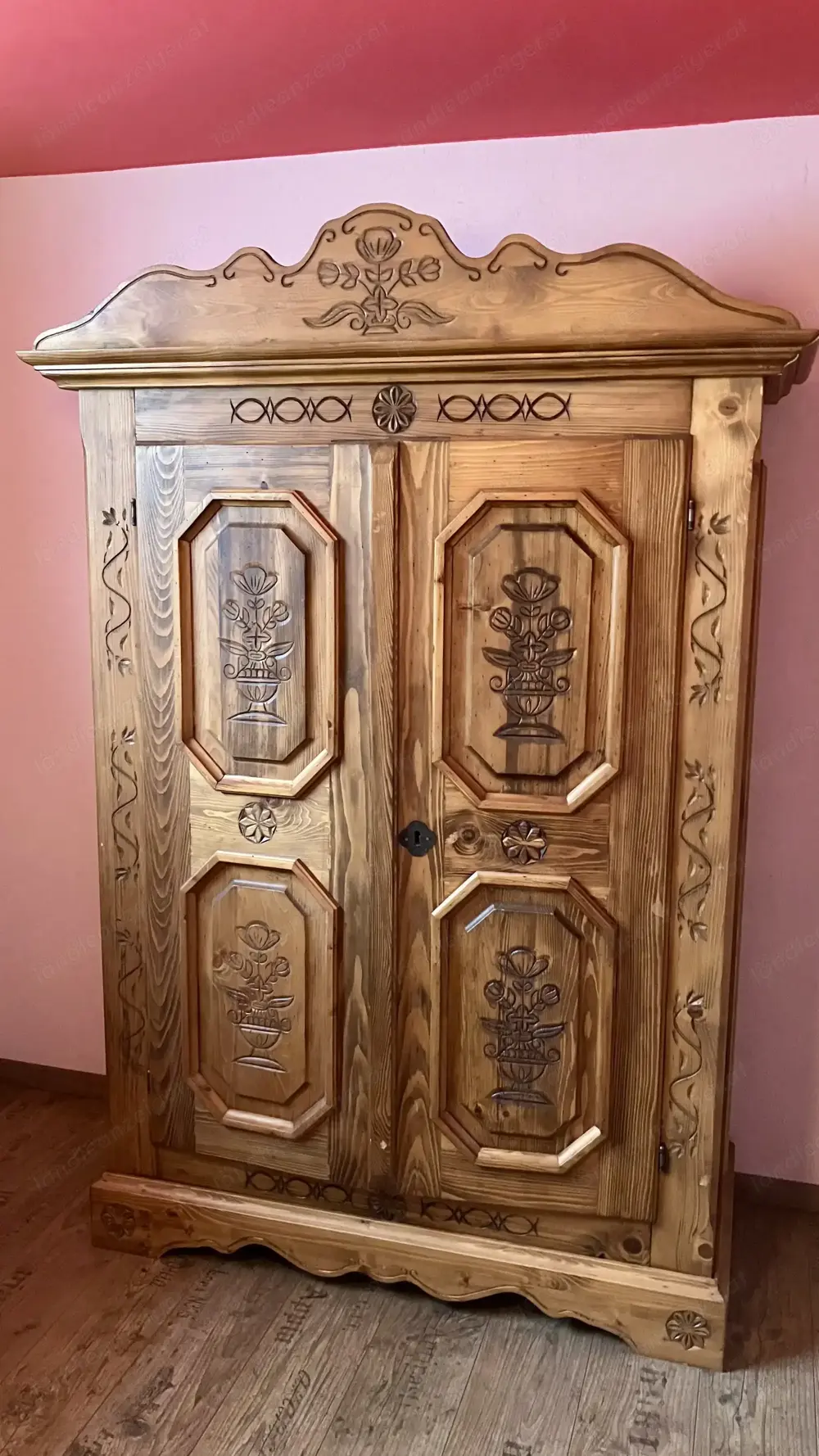 Holzschrank mit Schnitzereien Holzschrank mit Schnitzereien