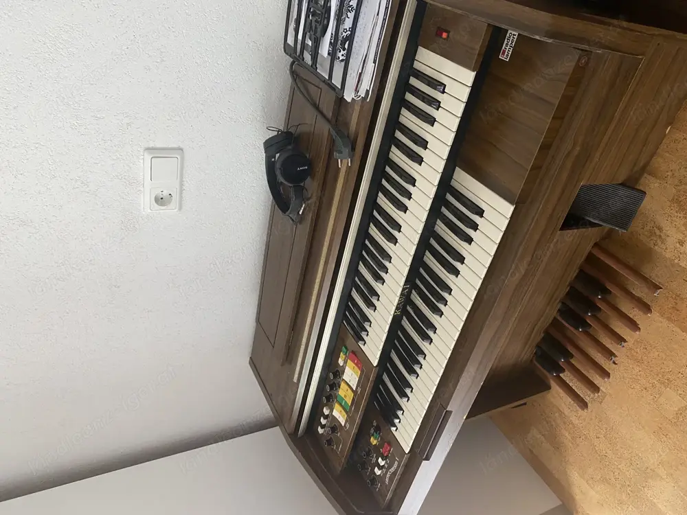 Klavier mit Holzabdeckung Klavier mit Holzabdeckung