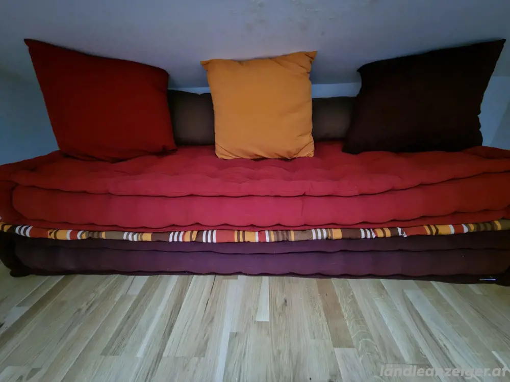 Couch Futon Bett 3-lagig mit 5 Polstern Couch Futon Bett 3-lagig mit 5 Polstern