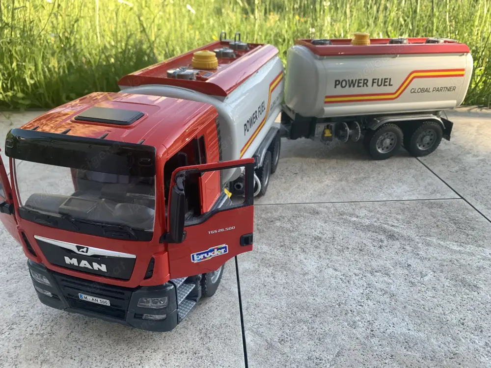 Bruder - Tankwagen mit Tankanhänger Bruder - Tankwagen mit Tankanhänger