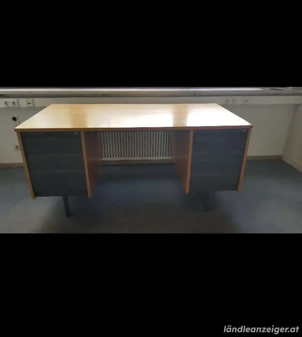 Schöner Büroschreibtisch aus Holz, furniert (Rüster) Schöner Büroschreibtisch aus Holz, furniert (Rüster)