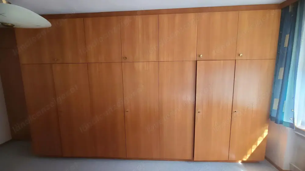 Großer Schlafzimmerschrank aus Holz mit edlem Rüster Furnier