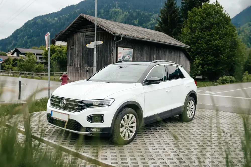 VW T-Roc 1,0 TSI Design, LED, SHZ, 8fach Bereift VW T-Roc 1,0 TSI Design, LED, SHZ, 8fach Bereift