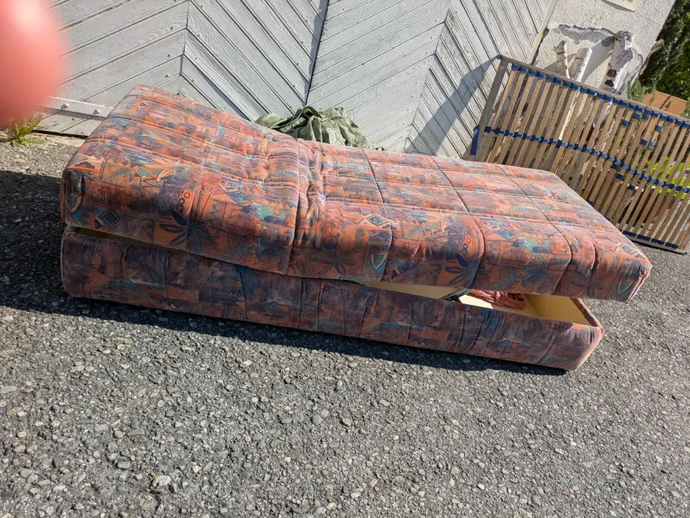 Schlafcouch, schön gepolster und aufklappbar Schlafcouch, schön gepolster und aufklappbar