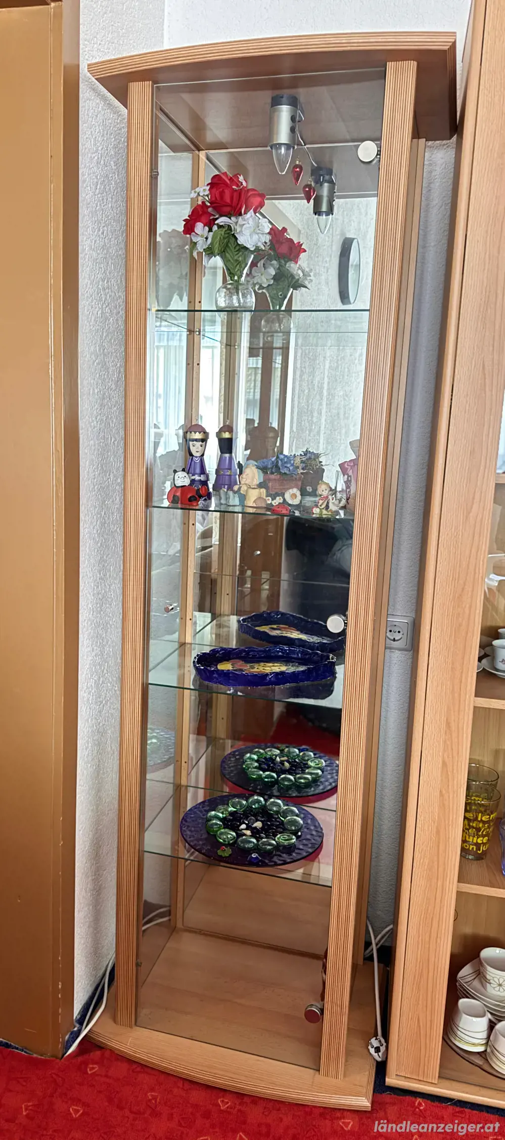 Vitrinschrank mit Spiegel und Beleutung Vitrinschrank mit Spiegel und Beleutung