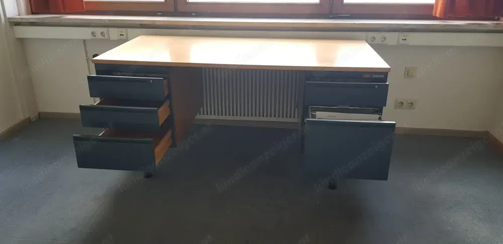 Schöner Büroschreibtisch aus Holz, furniert, 4 Schubladen, 1 Auszug Schöner Büroschreibtisch aus Holz, furniert, 4 Schubladen, 1 Auszug