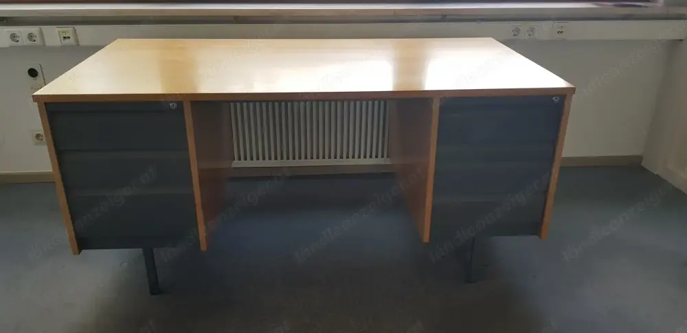 Schöner Büroschreibtisch aus Holz, furniert (Rüster) - RESERVIERT Schöner Büroschreibtisch aus Holz, furniert (Rüster) - RESERVIERT