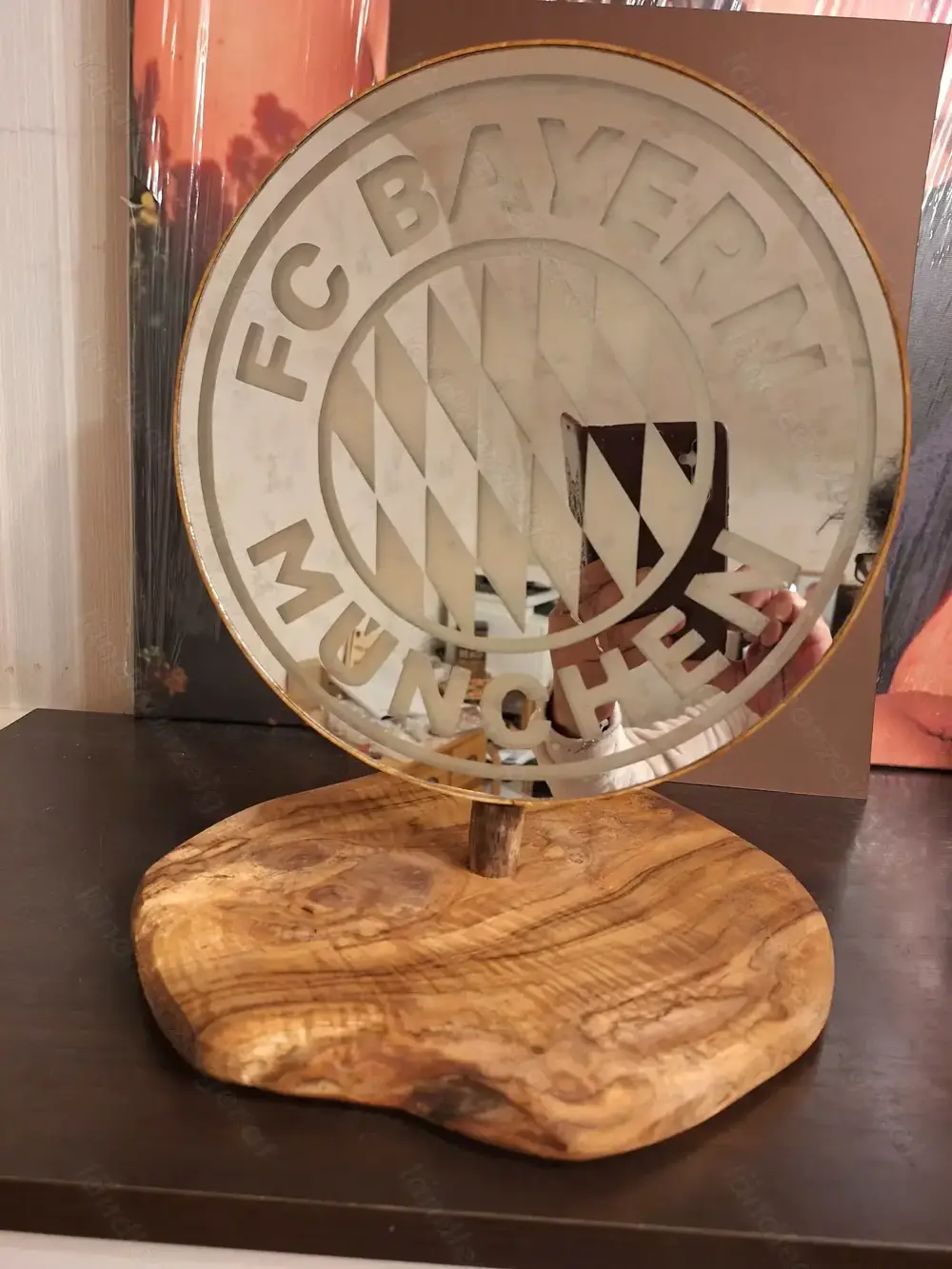 Runder Glas-Spiegel mit verdeckter LED-Lichterkette auf Holzbrett und Schwemmholz (mit Wunschmotiv) Runder Glas-Spiegel mit verdeckter LED-Lichterkette auf Holzbrett und Schwemmholz (mit Wunschmotiv)