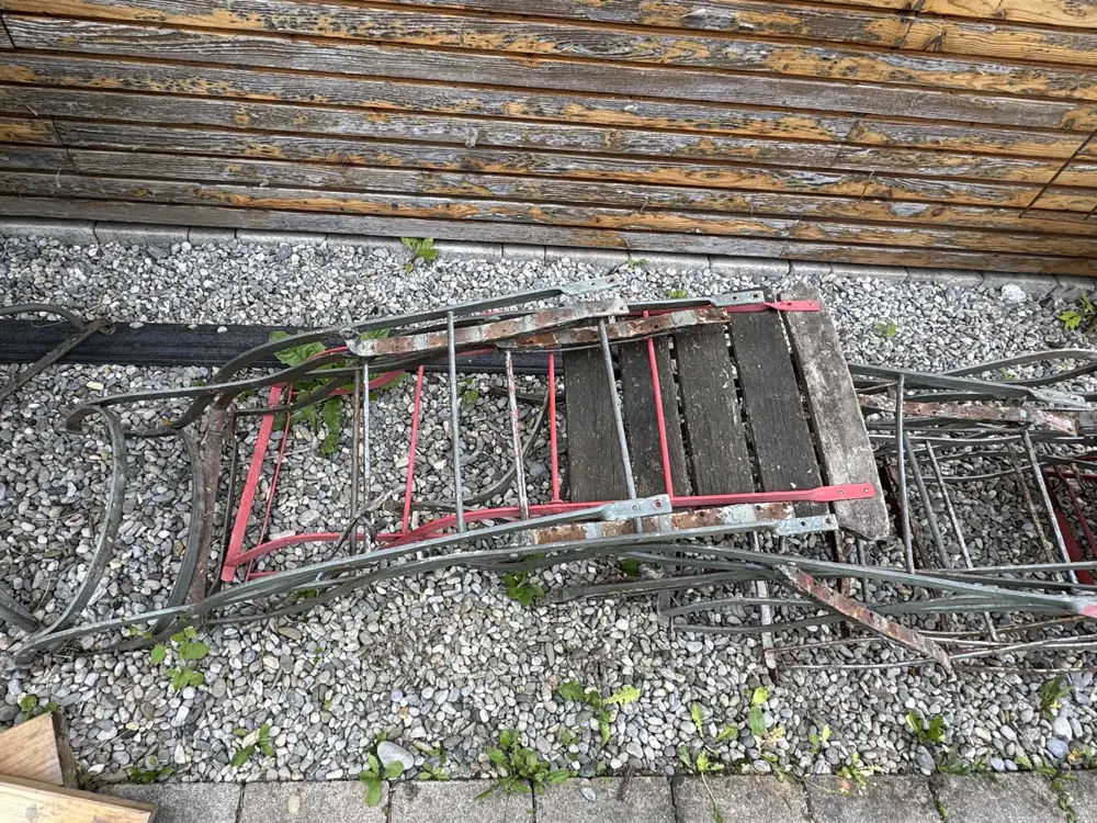 Eisentisch inkl. Stühle renovierungsbedürftig Eisentisch inkl. Stühle renovierungsbedürftig