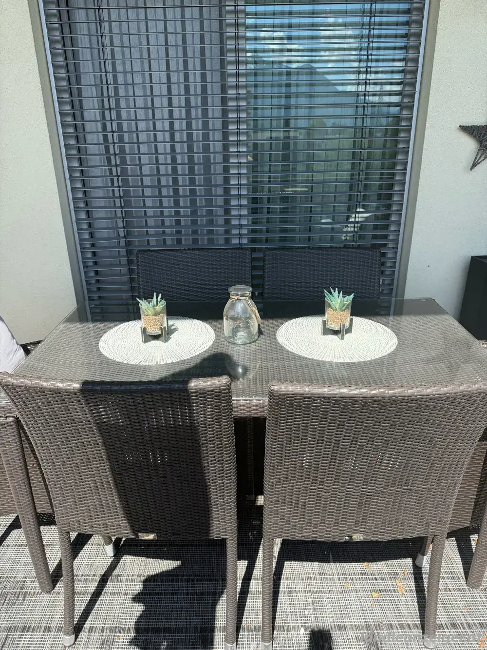 Rattan-Balkontisch mit 4 Stühlen (+ 2 gratis)