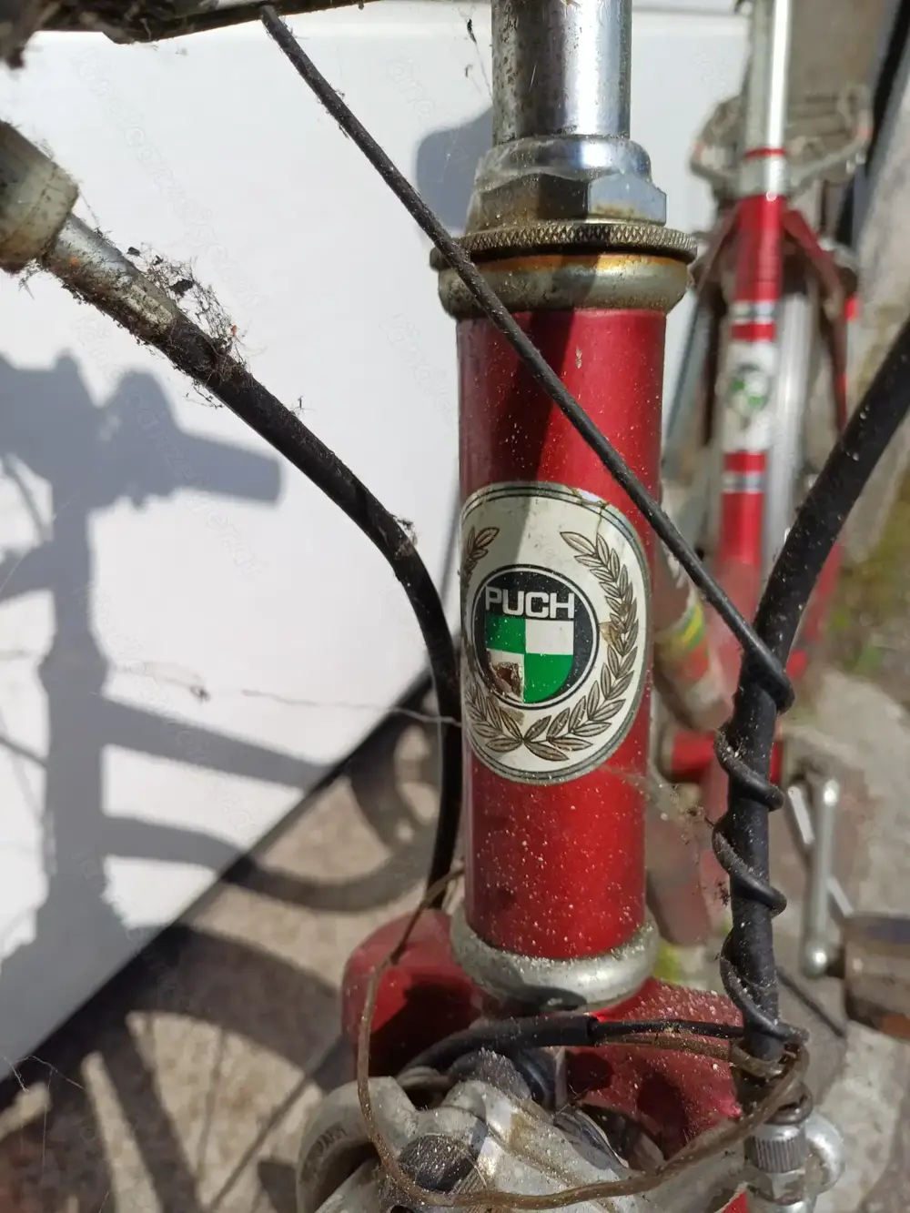 Rotes Fahrrad der Marke Puch Rotes Fahrrad der Marke Puch