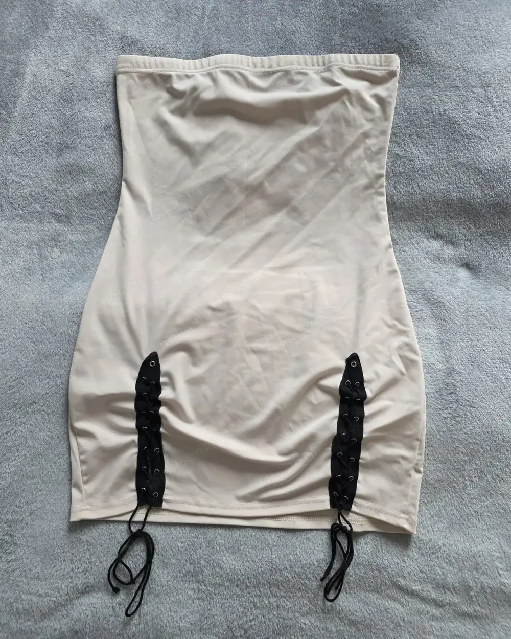 Beiges Bandeau-Kleid mit Schnürdetails 