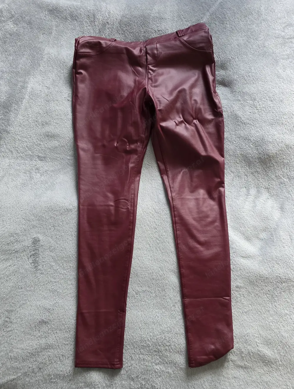 Bordeauxrote Kunstleder-Leggings mit Push-Effekt   Nur Versand