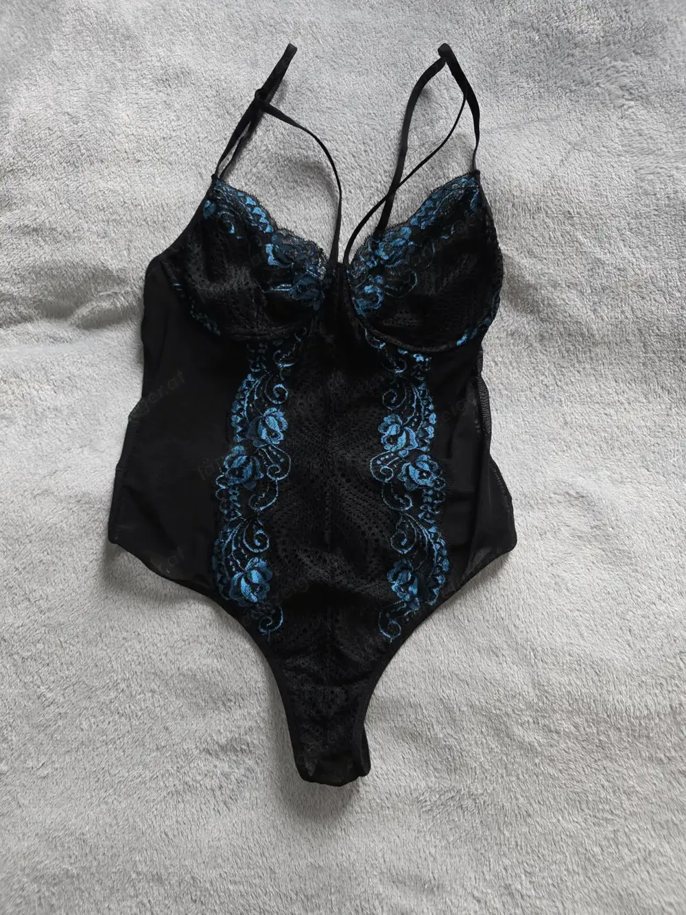 Spitzenbody in Schwarz mit blauer Stickerei   Nur Versand